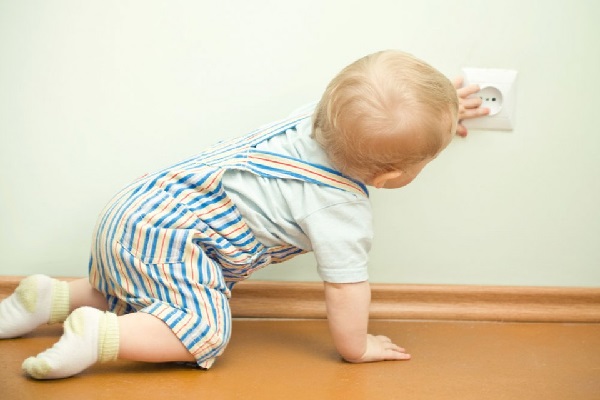 Baby vlakbij stopcontact is nog steeds veilig met producten voor veiligheid baby