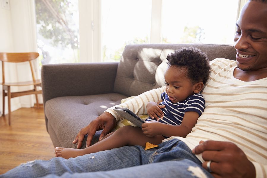 Vader en peuter spelen op kindertablet