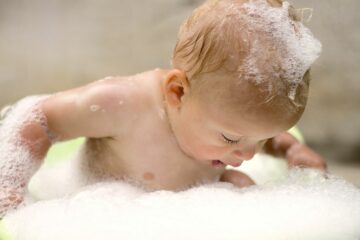 Peuter is bezig met geslachtsdelen ontdekken in bad