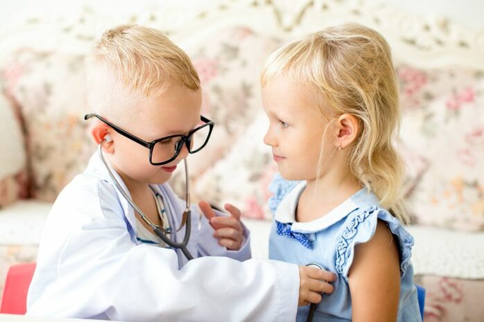 Peutertjes spelen doktertje als onderdeel van geslachtsdelen ontdekken