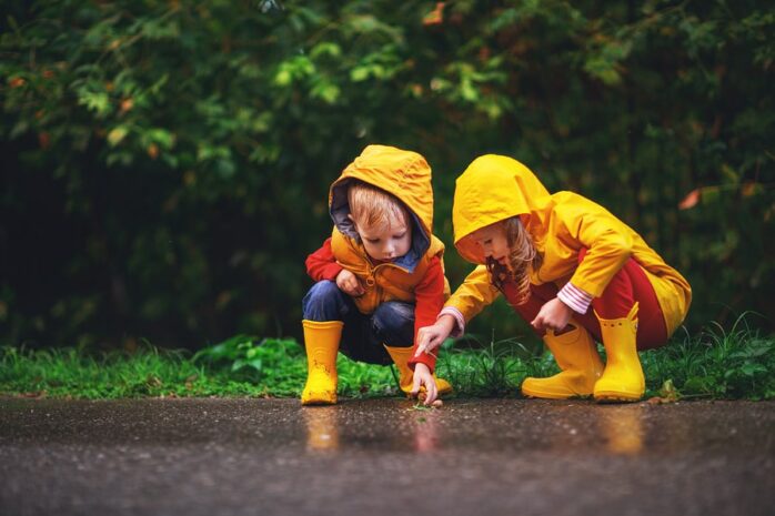Kinderen zijn aan het buitenspelen en maken een herfstsoepje
