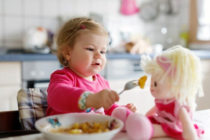 Babyspelletjes 23 maanden knuffel eten geven