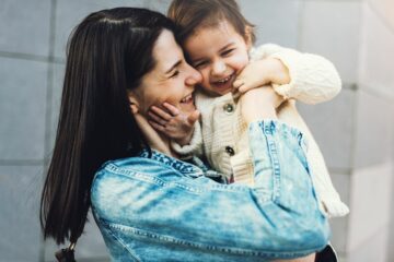 Peuter met gezond BMI kind knuffelt met moeder