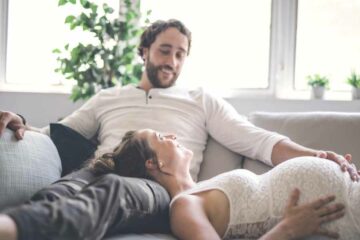 Zwangere vrouw denk na over zorgverzekering in 2021