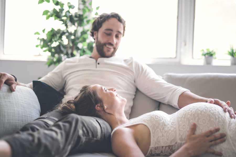 Zwangere vrouw denk na over zorgverzekering in 2021