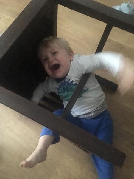 Peuter huil want hij zit klem