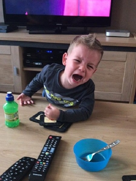 Peuter huilt want hij wil geen appel