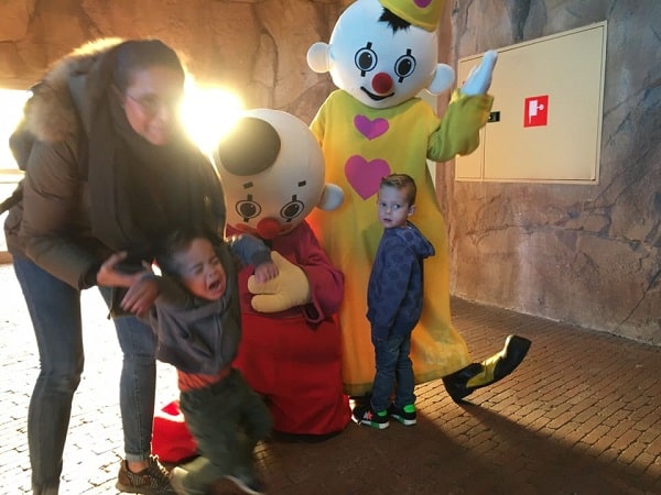 Peuter huit want wil niet met bumba op de foto