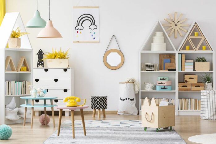 kinderkamer met veel opbergruimte in kastjes en manden