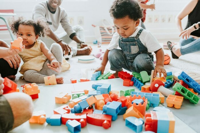 Peuters sorteren duplo op kleur als peuterspelletje