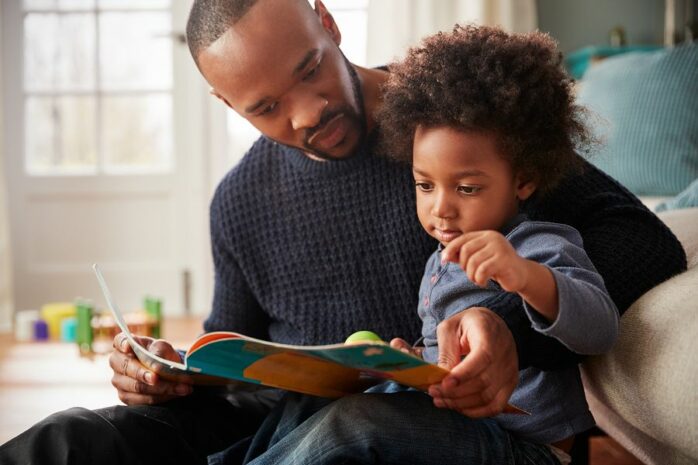 Peuterspeelgoed 2 jaar: samen speelse boekjes lezen met papa