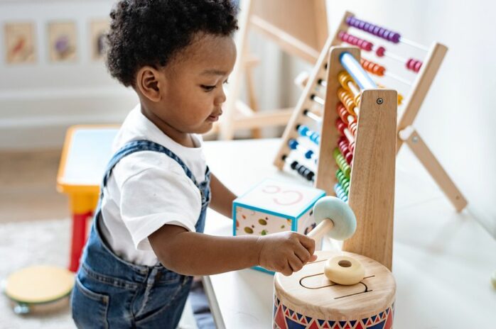 Peuter speelt met speelgoed muziekinstrument