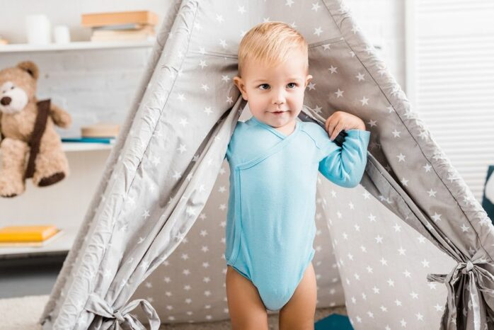 Peuter speelt met speelgoed in tipi tent