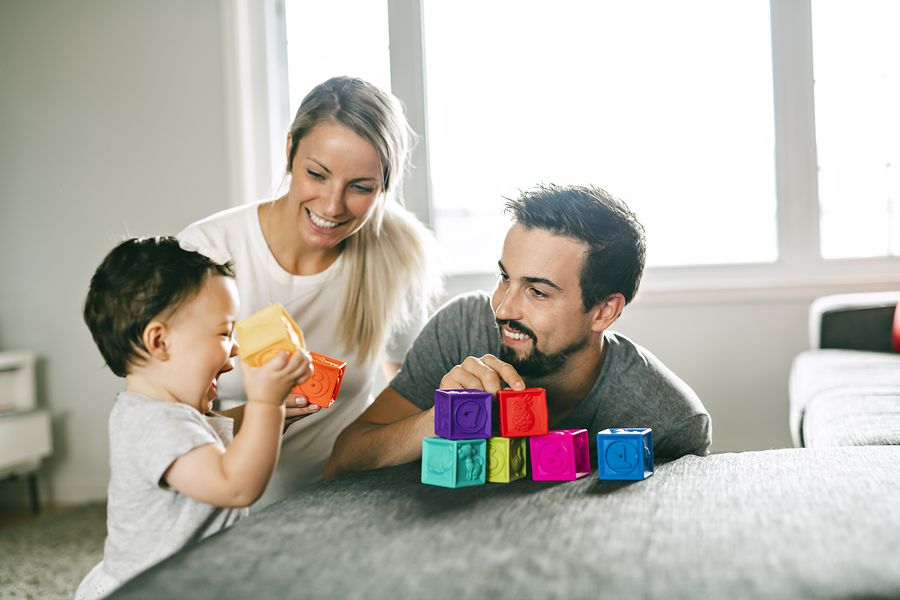 Peuter speelt met ouders met speelgoed voor kindje van 2 jaar