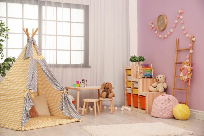 Knus speelhoekje met tipitent in kinderkamer