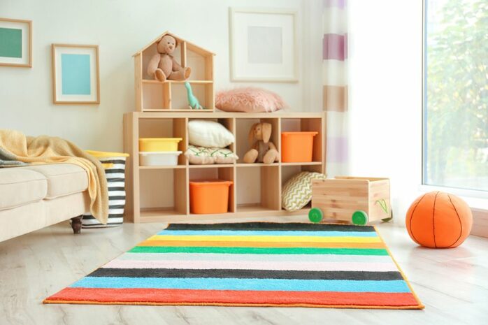 Mooi kleurrijk vloerkleed op een frisse kinderkamer