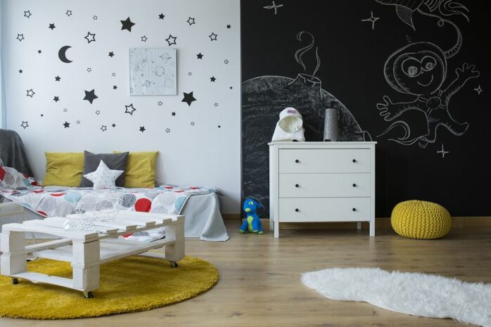 kinderkamer met muurdecoratie sterren en maan