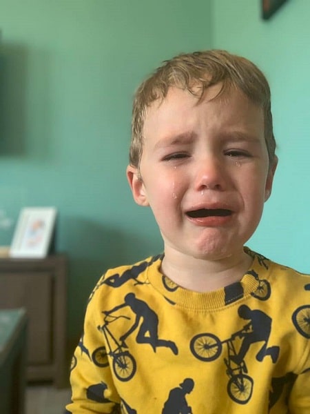 Peuter huilt want koek doormidden