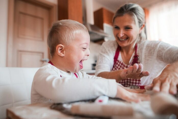 Moeder en zoon spelen het peuterspelletje kleien