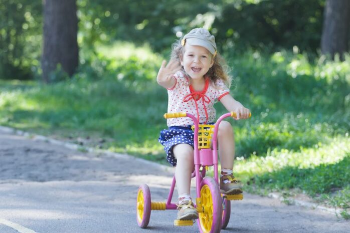 2-jarig meisje op driewielerfiets