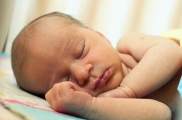 Baby met geelzucht ligt rustig te slapen