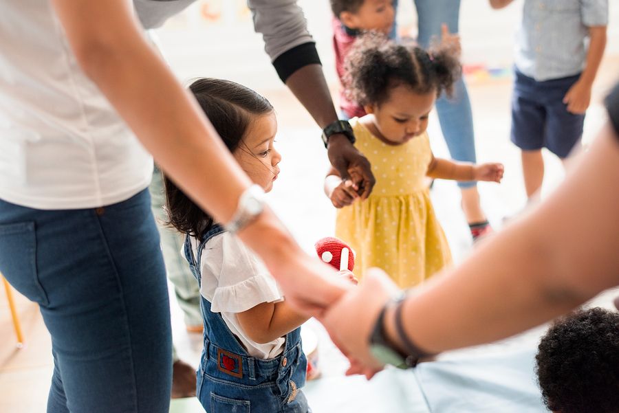 peuters doen peuterdans samen met hun ouders