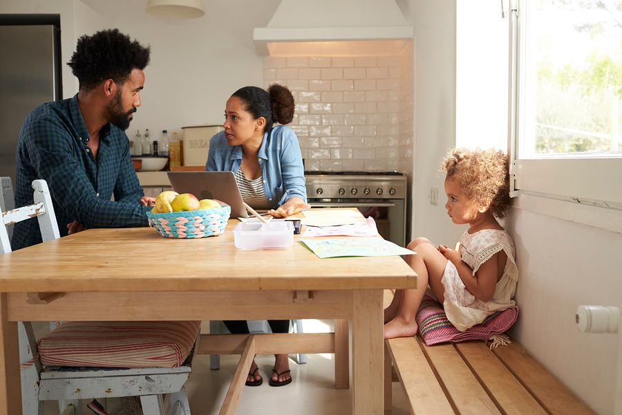 ouders die gaan scheiden maken een ouderschapsplan, kindje zit erbij in de keuken