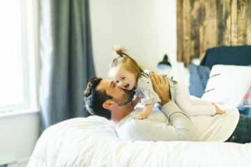 Betrokken vaderschap: vader knuffelt met zijn dochter