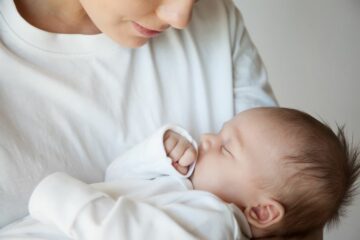 Moeder bij wie borstvoeding geven niet lukt houdt baby vast