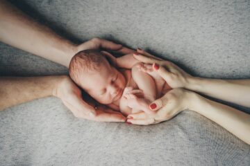 pasgeboren kindje, geboren met behulp van PGT, in handen van ouders
