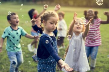 Kinderen spelen met bellen in een van de schoolvakanties 2019