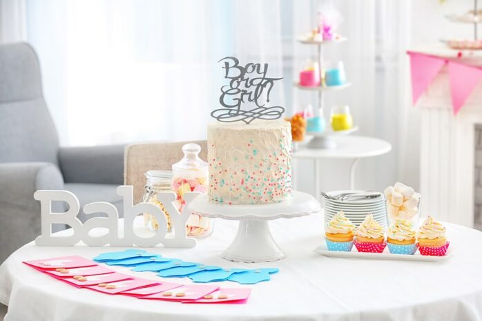 gender reveal versiering op een tafel uitgestald