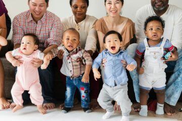 Jongetjes met de top 10 jongensnamen wereldwijd