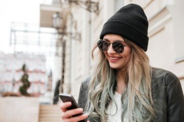 Vrouw zit op zwangerschapsforum en begrijpt forumtaal