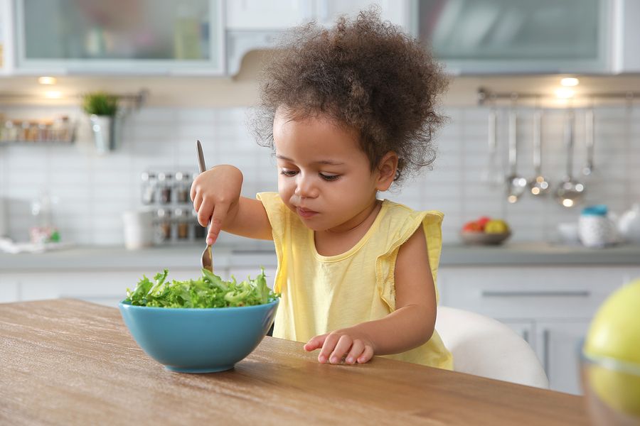 Peuter eet salade en krijgt zo vitamines binnen