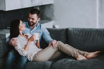 Partner ondersteunt vrouw van 5 weken zwanger bij symptomen