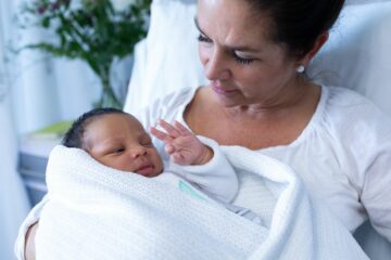 Moeder met baby heeft last van bloedverlies na de bevalling