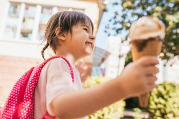 Verwend kind met ijsje