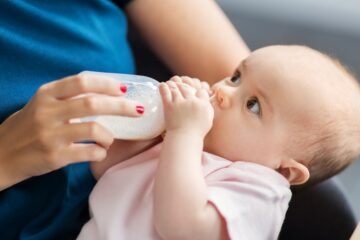 Baby drinkt flesvoeding uit een flesje