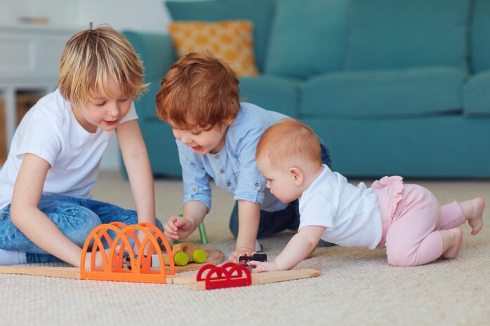 Verwend kind speelt met andere kinderen