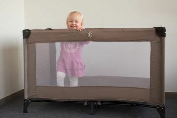 baby staat in campingbedje