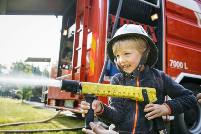 Jongetje vermaakt zich tijdens gratis activiteiten brandweer
