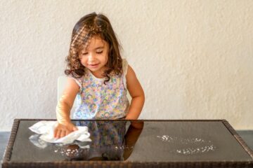 Peuter maakt schoon voor Pesach