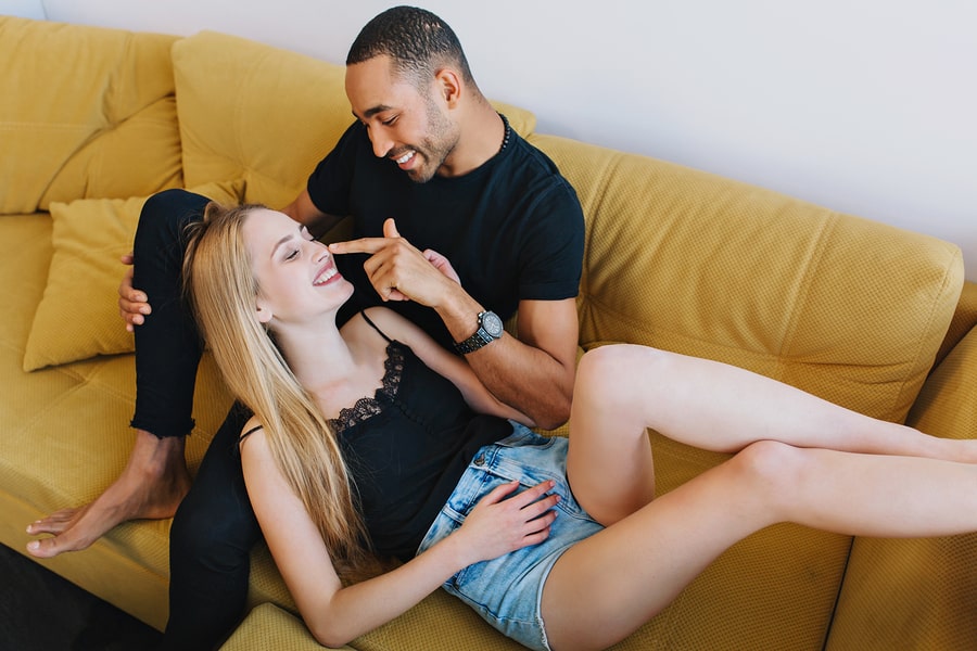 Stel met kinderwens denkt na over zorgverzekering