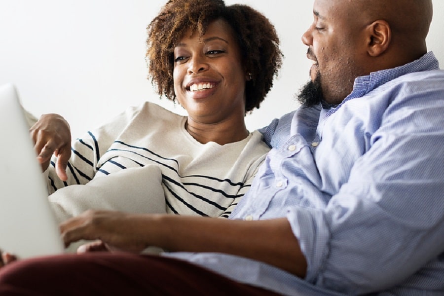 Zwangere vrouw en partner bekijken zorgverzekering voor 2022