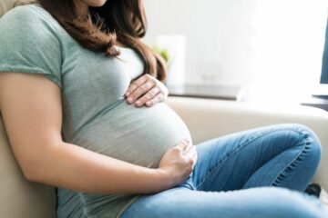 Zwangere vrouw heeft last van zwangerschapsklachten