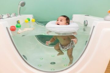 Baby geniet van floaten in baby spa