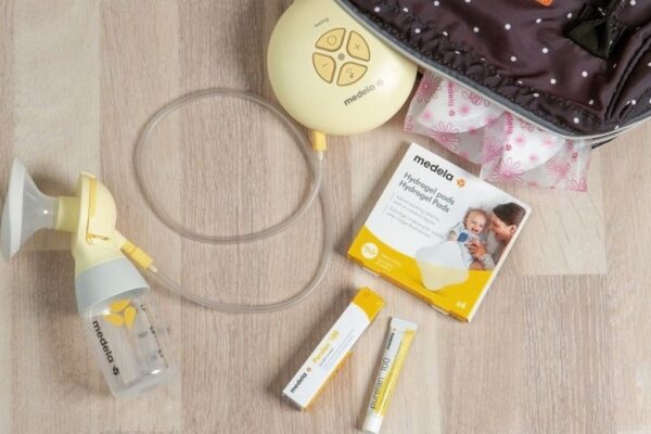 Kolfspullen van Medela liggen op tafel