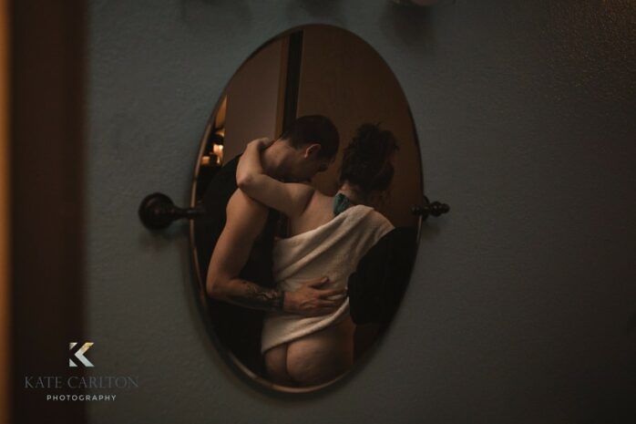 Partner houdt zijn zwangere vrouw vast die weeën heeft