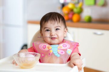 Kindje eet aan de hand van voedingsschema baby 10 maanden